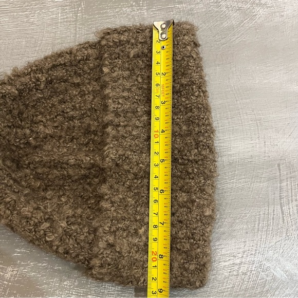 Aritzia Wilfred Free Women’s winter hat with genuine fur Pom Pom - Picture 8 of 8